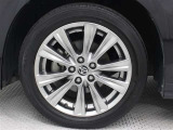 高輝度塗装の18インチアルミホイールが装着されています。タイヤサイズ235/50R18