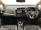 車内は光触媒抗菌消臭施工済です。スタイリッシュなデザインでスポーティなインパネ周りを演出します。グローブボックスやカップホルダーのほかにトレーなどたくさんの収納スペースが付いています。