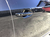 スマートキーを所持している状態でロックボタンを押すと、車両すべてのドアの解錠や施錠を行うことが出来ます。