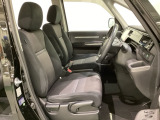 女性でも運転がしやすいように、シートの高さ調整機能(シートリフター)がついています。運転席と助手席の間が空いている為、助手席側への移動がスムーズです。交通量の多い道でも助手席側から乗り降りができます。