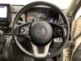 ハンドルにHondaセンシング系のクルーズコントロールやレーンキープアシストなどのスイッチと、オーディオの操作スイッチが装備されています。ハンドルから手を離さず安全に操作できます。