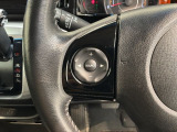 ステアリングにオーディオ操作スイッチが付いています。オーディオ画面に直接タッチしなくても操作が出来ますので、運転に集中できます。