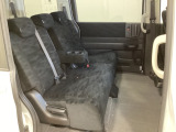 2列目シートは背もたれの角度調節ができるベンチシートになっております。長距離運転になってもゆったりとできるように、カップホルダー付きアームレストがついてます。