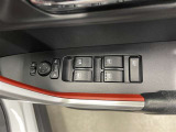 パワーウィンドウスイッチで運転席から全席の窓の開閉ができます♪