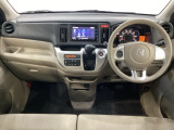 車内は光触媒抗菌消臭施工済です。インパネ周りはスタイリッシュなデザインです。グローブボックスやカップホルダーのほかにトレーなどたくさんの収納スペースが付いています。