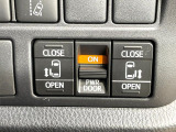 【両側パワースライドドア】スマートキーや運転席のスイッチで後席両側スライドドアの開閉が可能♪電動だから力を入れてドアを開ける必要が無く、小さなお子様でも簡単に開け閉めでき快適です♪