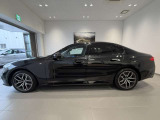 BMWではロングホイールベースの採用をしており、すべての車種に適用され、走行中の安定感の向上されております。また室内空間の広さにも貢献しております。