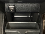 アクセサリーソケットはUSBのアダプターなどをつければ、スマホの充電にも使えます。周辺には物が置けるボックスがついています。