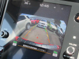 バックカメラを通して、ディスプレイに、障害物が映し出されます。障害物や人を、確認できますので、安全に後退できます。