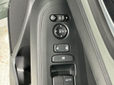 狭い駐車場で便利な電動格納ドアミラーが付いています。