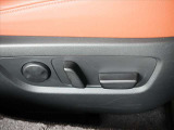 運転席は10Wayの電動シート仕様です。ドライバーの体格に合わせたドライビングポジションの設定が可能です。また、良く使う位置を登録しておける便利なメモリー機能も付いています★☆★☆