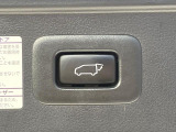 【パワーバックドア】スマートキーや運転席のボタンを押すだけでリアゲートが自動で開閉します!荷物を持っている時や、高い位置にあるバックドアを閉める際に便利な機能です♪
