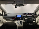 シンプルながら機能性あふれる運転席周りです。使いやすいスイッチ類の配置によりとても運転しやすいですよ。