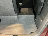ワンアクションで後席を倒して、さらに使いやすく!!背もたれを左右別々に倒すことができます。
