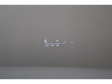 ヘッドアップディスプレイ(HUD)です。運転に必要な情報をフロントガラスの視野内に投影することで視線を外さず確認できます。車速のほかに道路標識表示など、さまざまな情報をワイドに表示します。