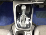運転席周辺のスマートなレイアウトが、操作のしやすさを実現。快適なドライブをサポートします。手元で操作ができる、電子制御パーキングブレーキ。