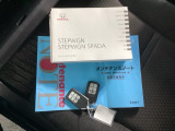 メンテナンスノート【整備記録簿】、取説も揃っています。スマートキーはバッグなどにしまったままボタン操作でエンジンの始動・停止ができて大変便利です。