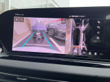 ●360度カメラ『車両の4つのカメラから得た映像を合成し、上空から眺めているような映像をモニターに映し出します。車両周辺の歩行者や障害物などの発見に役立ちます。』