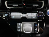 CVT(無段変速)のオートマチックです。インパネシフトがとても使い易く足元がスッキリするので、空間が広く使えますね♪