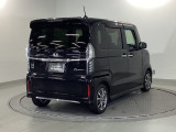 スライドドアは通常のドアに比べて、車のボディーに対し平行に開閉し、開けてもスペースを取りません。出入り口が大きいドアはお子様のいるご家庭はもちろん、混んだ駐車場でも大活躍です!