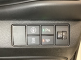 ハンドルの右側にはヘッドライトレベライザーとHondaセンシング用のメインスイッチがついています。ヘッドライトレベライザーは道路状況や積荷の加重に応じてライトの高さを調節できます。