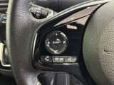 ステアリングにオーディオ操作スイッチが付いています。オーディオ画面に直接タッチしなくても操作が出来ますので、運転に集中できます。