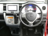 【徹底洗浄クリーニング実施済】運転席からの視界はこんな感じです☆お気軽にご来店いただき、実際に座って是非お確かめください。ドライバーに寄り添う快適な操作フィールをもたらすステアリングです。