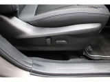 運転席パワーシート。シートリフター、前チルト、前後スライド、リクライニング、ランバーサポートの調整を電動化。最適なポジションを提供します。