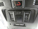 電動スライドドアのスイッチで車内からもスライドドアの開閉ができます。イージークローザー機能で半ドアになることも防止してくれます。