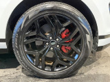 20インチ5スプリットスポークホイール装備!力強さと重厚感を感じさせる太めのスポーク、車体全体のバランスを考慮した洗練されたデザイン性でイヴォークの魅力を際立たせます!