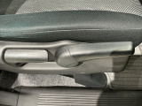 シートハイトアジャスターが付いているので運転姿勢を調整するのに便利ですね。身長に合ったシートポジションは安全運転や疲労軽減にもつながります。