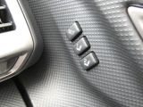 運転席はシートメモリー機能が付いているので、自分以外の人がシートを動かしても、ボタン一つでセットした位置に戻せます。