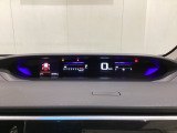中央にデジタル表示のスピードメーターを配したハイブリット専用メーターになっています。左側のインフォメーション画面で燃費などの情報を確認できます。