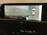 左右のドアミラーに設置されたカメラからの映像を表示します。路肩への幅寄せ・狭い路地でのすれ違いなどのケースにおいて、車両側方の安全確認や接触回避の操作をサポートします。