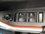パワーウィンドのスイッチです。運転席に座りながら、助手席や後席の窓を開け閉めできるので大変便利ですよ。