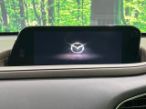 【8.8型マツダコネクトナビ】車内の雰囲気にマッチした一体型タイプのナビ。各種車輌設定やBluetooth再生等、様々な機能が楽しめます。直感的なダイヤル操作が可能で、使い勝手も良好です。