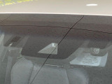 【トヨタセーフティセンス】走行中に前方の車両等を認識し、衝突しそうな時は警報とブレーキで衝突回避と被害軽減をアシスト。より安全にドライブをお楽しみいただけます。