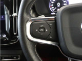 前方車を自動追従するアダプティブクルーズコントロールに加え、ステアリング操舵も行う進化型クルーズ『パイロットアシスト』を搭載。車体を車線内へと適正に維持しつつ先行車を忠実に追従します。