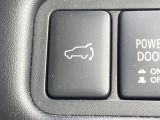 【パワーバックドア】スマートキーや運転席のボタンを押すだけでリアゲートが自動で開閉します!荷物を持っている時や、高い位置にあるバックドアを閉める際に便利な機能です♪