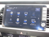 ナビゲーションは純正9インチメモリーナビ(LXM-242ZFNi)を装着しております。AM、FM、Bluetooth、フルセグTVがご使用いただけます。初めて訪れた場所でも安心ですね!