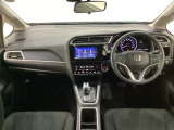 車内は光触媒抗菌消臭施工済です。インパネ周りはスタイリッシュなデザインです。グローブボックスやカップホルダーのほかにトレーなどたくさんの収納スペースが付いています。