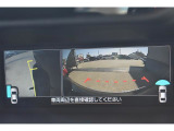 様々な情報を映し出すマルチファンクションディスプレイ。シフトレバーをリバースにすると連動してサイドカメラ映像&バックセンサーに切り替わります。スイッチ一つでフロントカメラへの切り替えも出来ます