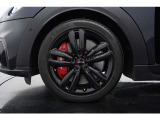 17インチJohn Cooper Worksトラックスポークブラックアロイホイールを装備。ブラックで統一されたスポーティなデザインが足元を引き締め、JCWならではの力強くアグレッシブなスタイルを演出しています。