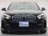 【キドニーグリル】BMWの代名詞。一目見ただけでBMWであると認識できる確固たるアイコンとして存在感を放ちます。
