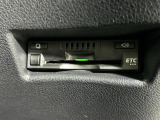 【ETC】有料道路を利用する際に料金所で停止することなく通過できる、ETC車載器(ノンストップ自動料金収受システム機器)が装備されています。セットアップを行うことで利用可能になります。
