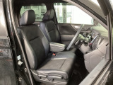 フロント広々、ベンチシートの運転席は、ハイトアジャスターが付いているので、快適にドライブができます。ハンドルはチルトステアリングで、ハンドル位置を上下に調節できます。