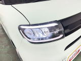 白く明るい光で夜間走行をサポートするLEDヘッドランプを搭載