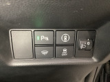 ハンドルの右側にはヘッドライトレベライザーとHondaセンシング用のメインスイッチがついています。ヘッドライトレベライザーは道路状況や積荷の加重に応じてライトの高さを調節できます。