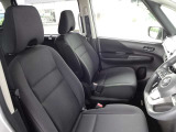 運転席シートになります。目立つ様な汚れやヘタリ等は御座いません。