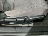 シートハイトアジャスターが付いているので運転姿勢を調整するのに便利ですね。身長に合ったシートポジションは安全運転や疲労軽減にもつながります。